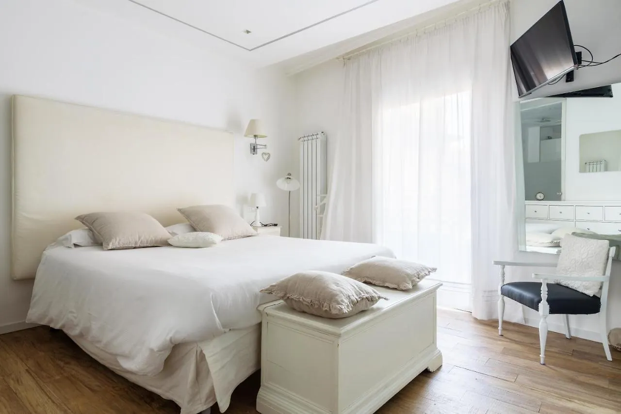 Luxury Modern One Bedroom In Great Location location