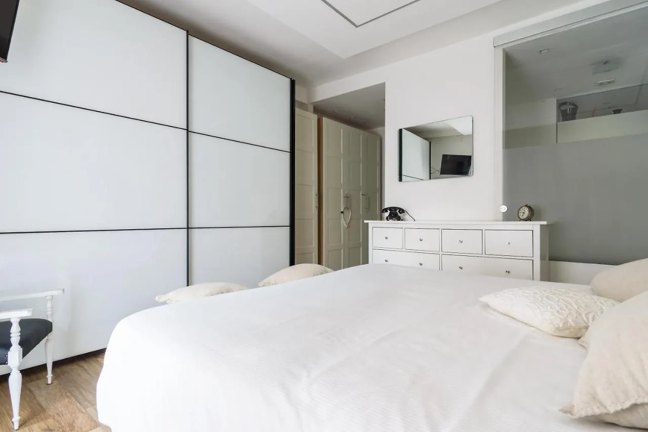 Luxury Modern One Bedroom In Great Location Milan Apartment